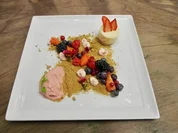 Rezept: Erdbeereis mit Rosmarinsand und Panna cotta-Kรผchlein Erdbeereis mit Rosmarinsand und Panna cotta-Kรผchlein - Rezept