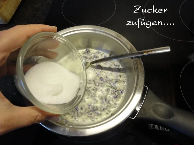 Lavendel Eis mit flambierten Lavendel Marillen - Rezept - Bild Nr. 5