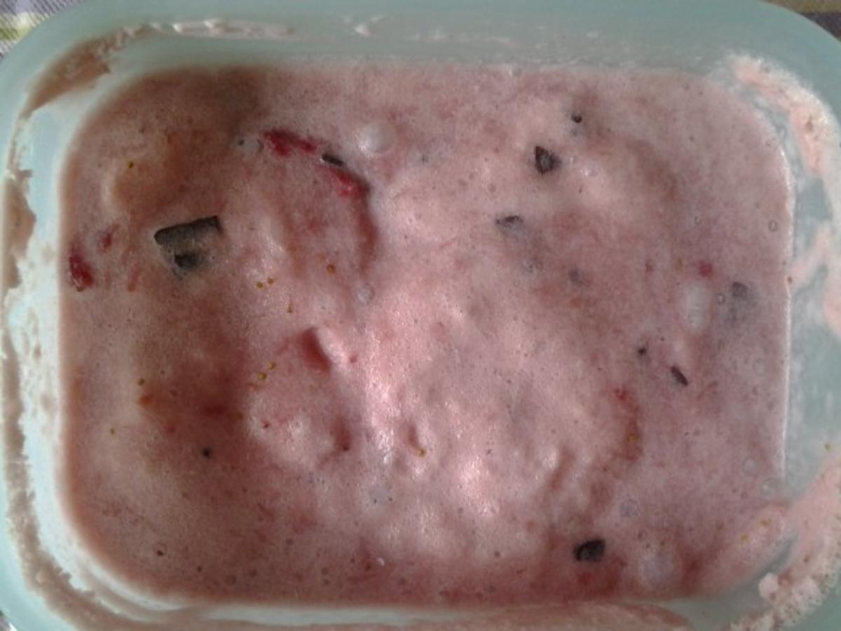 Erdbeer- Sahne- Eis - Rezept - Bild Nr. 2