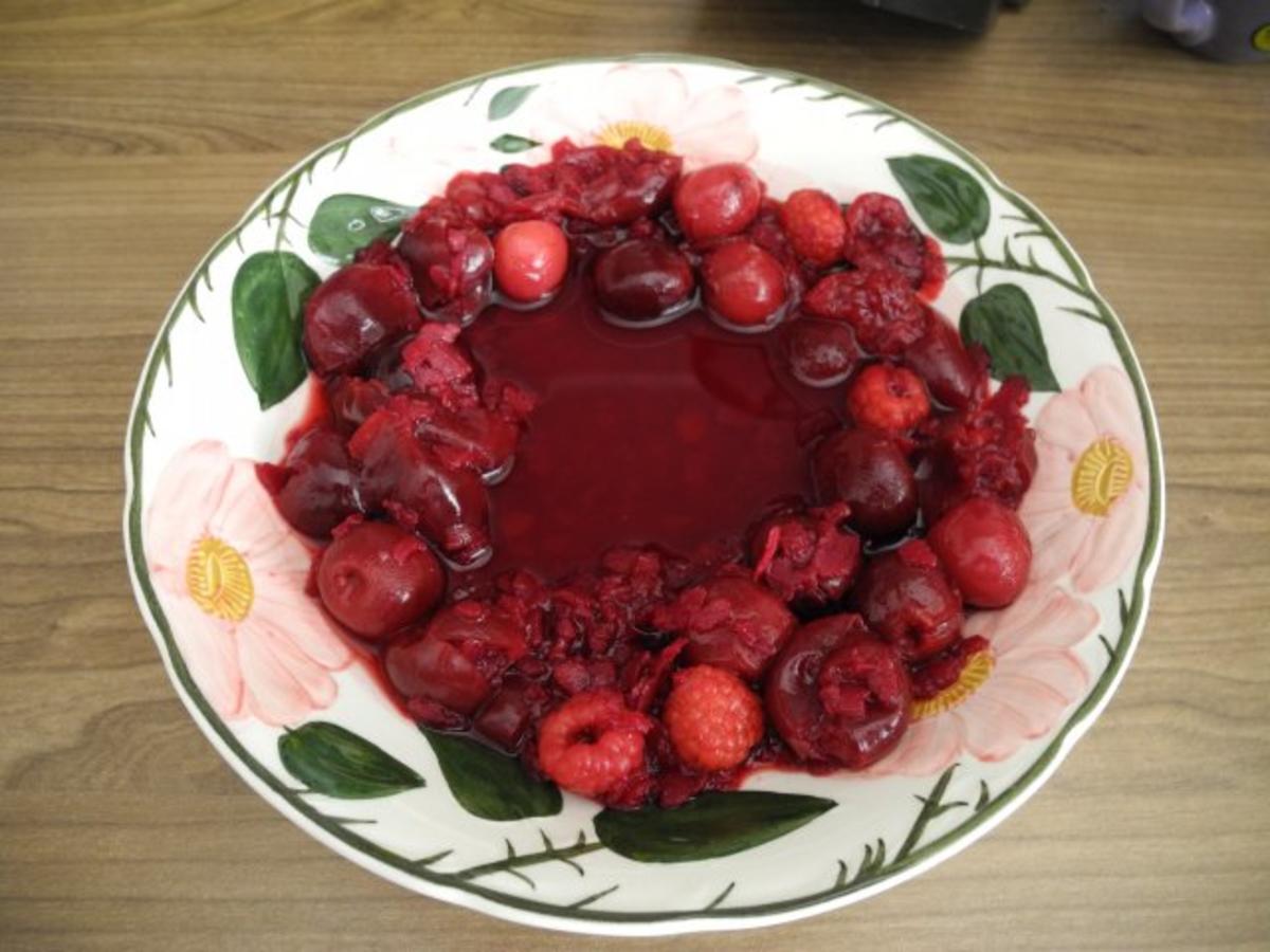 Süße Mahlzeiten  : Kalte Fruchtsuppe mit Vanillesoße - Rezept - Bild Nr. 5