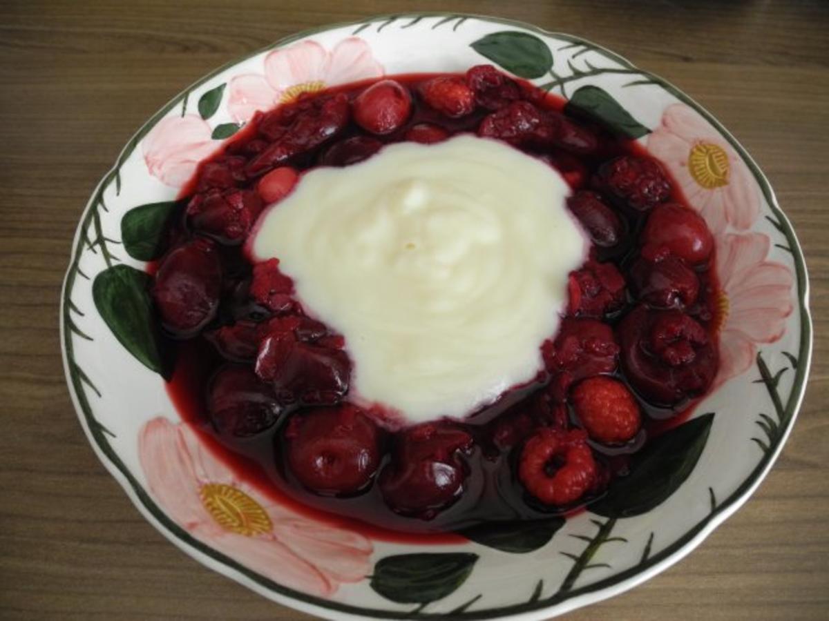 Süße Mahlzeiten  : Kalte Fruchtsuppe mit Vanillesoße - Rezept