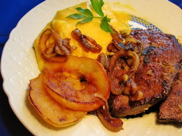 Rinderleber mit Apfelscheiben und Zwiebeln - Rezept