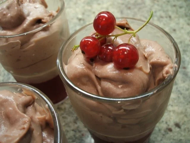 Dessert: Schokosahnepudding auf Johannisbeergrütze - Rezept