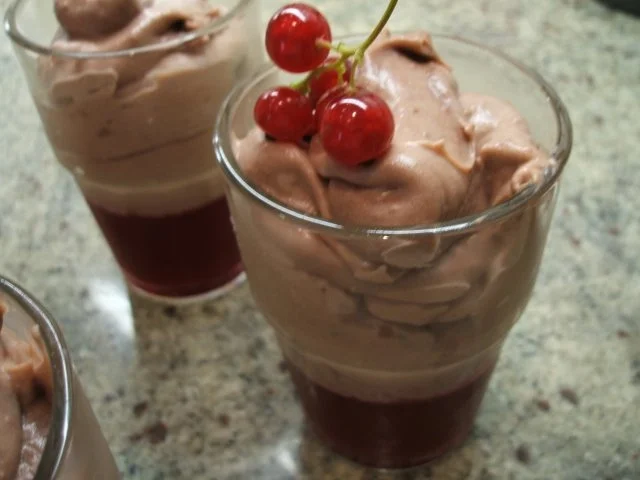 Dessert: Schokosahnepudding auf Johannisbeergrütze - Rezept - Bild Nr. 8