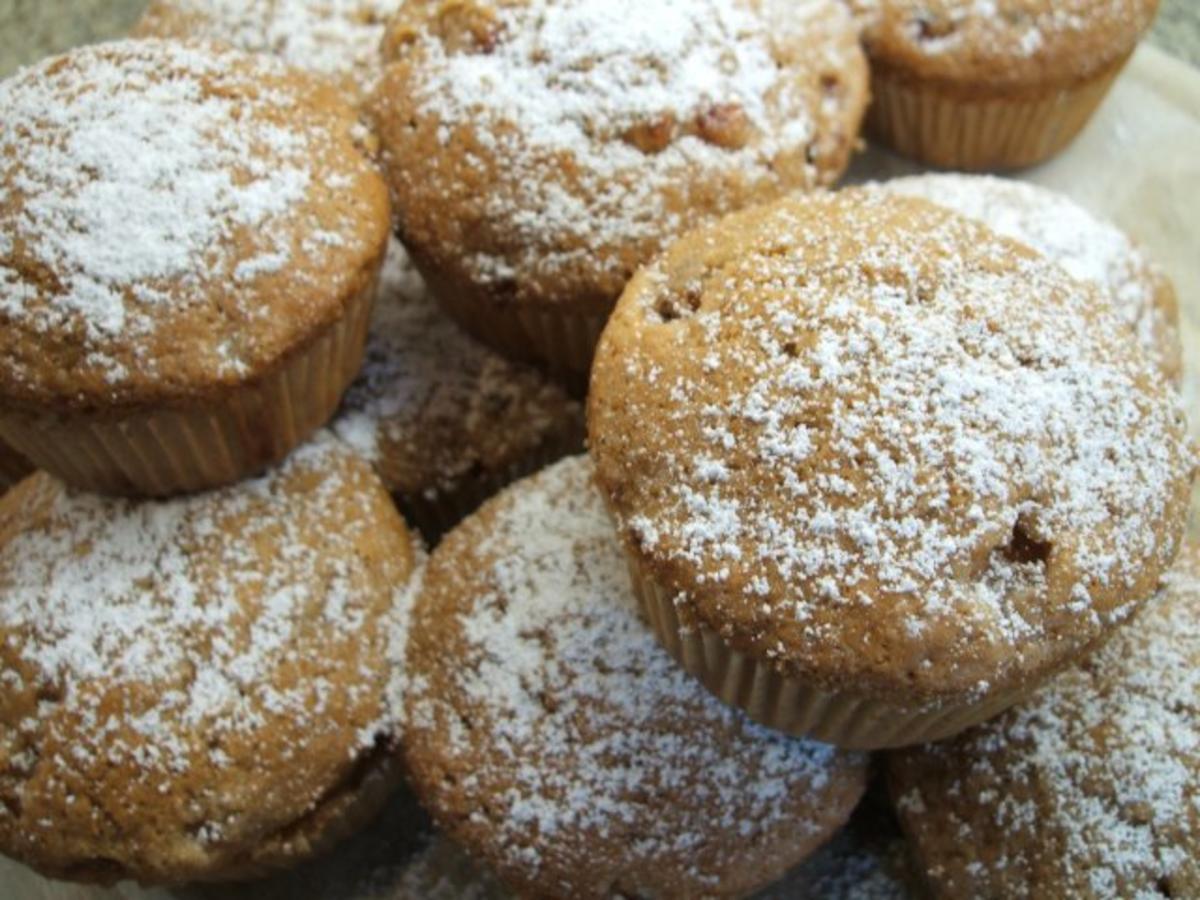 Backen: Nougatmuffins mit weißen Johannisbeeren - Rezept - kochbar.de