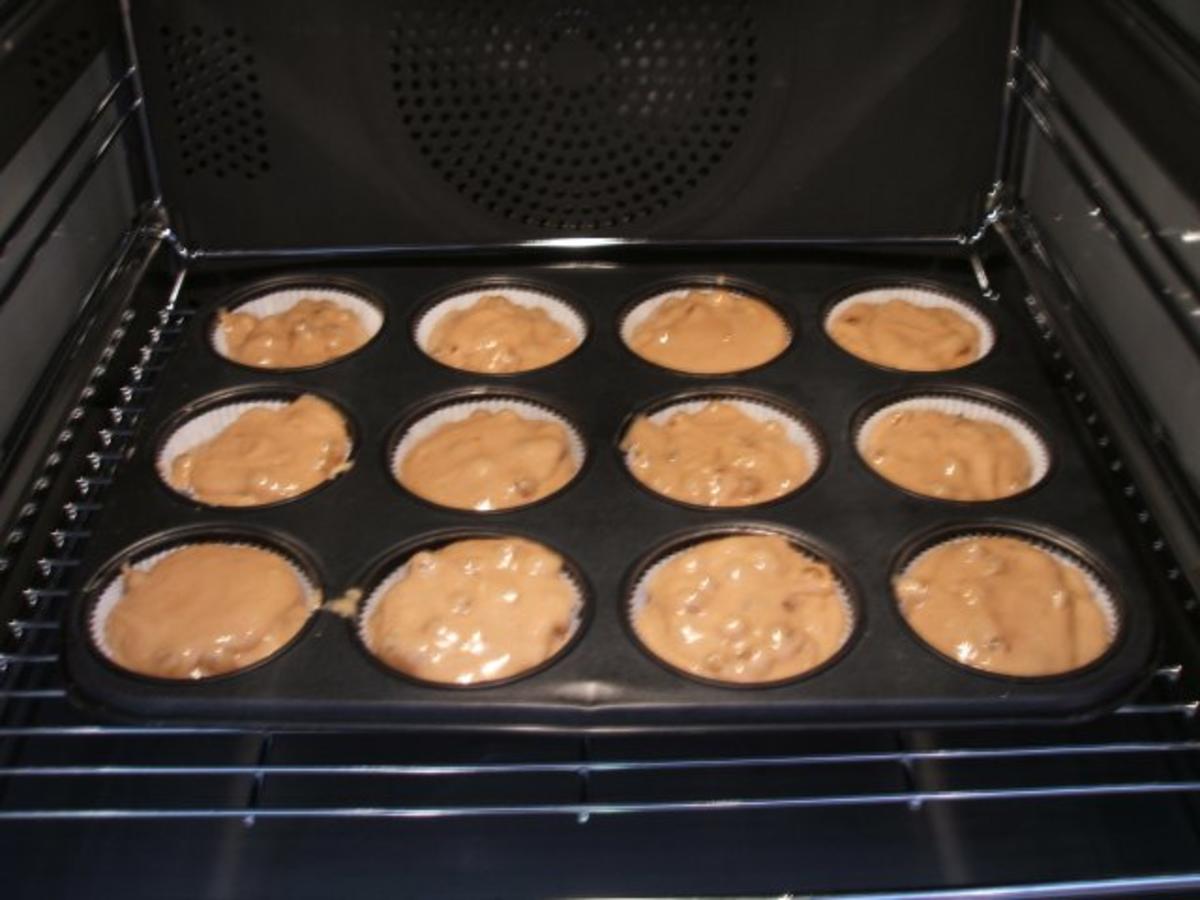 Backen: Nougatmuffins mit weißen Johannisbeeren - Rezept - kochbar.de