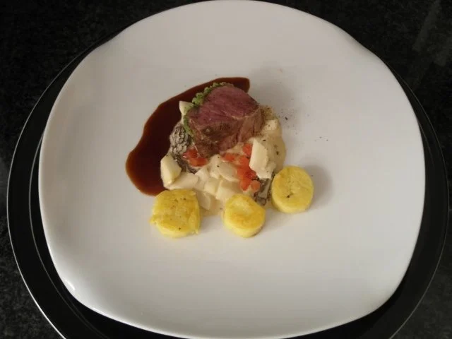 Rezept: Kalbsfilet mit Bärlauchkruste auf Spargel-Morchel-Ragout, Kartoffelplätzchen und Madeirasa Kalbsfilet mit Bärlauchkruste auf Spargel-Morchel-Ragout, Kartoffelplätzchen und Madeirasa - Rezept