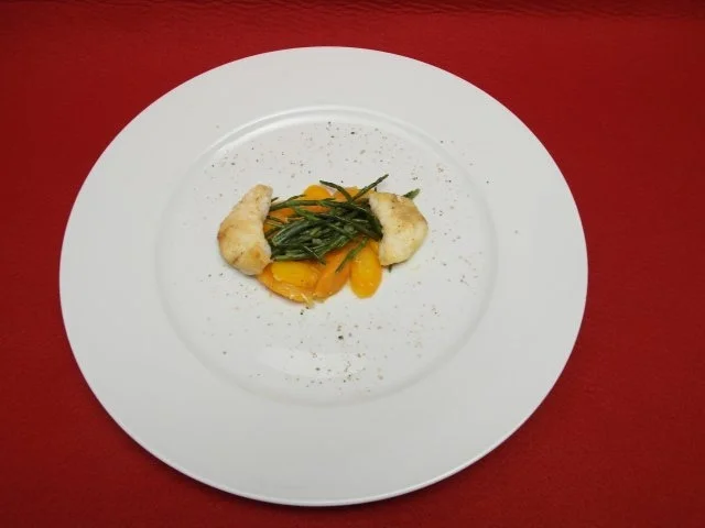 Rezept: Gegrillter Seeteufel auf Chili-Möhren mit Pinienkernen und Algen Gegrillter Seeteufel auf Chili-Möhren mit Pinienkernen und Algen - Rezept