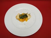 Gegrillter Seeteufel auf Chili-Möhren mit Pinienkernen und Algen - Rezept