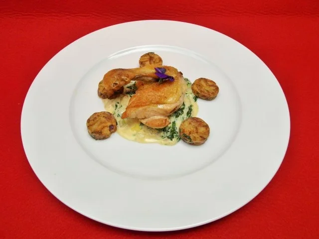 Getrüffelte Perlhuhnbrust an Mangold-Honig mit Semmelklößchen - Rezept