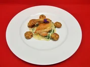 Getrüffelte Perlhuhnbrust an Mangold-Honig mit Semmelklößchen - Rezept