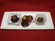 Rezept: Ardenner Kaninchenrücken am Knochen gegart, mit Pflaumen und Knoblauch, Kartoffelstampf Ardenner Kaninchenrücken am Knochen gegart, mit Pflaumen und Knoblauch, Kartoffelstampf - Rezept