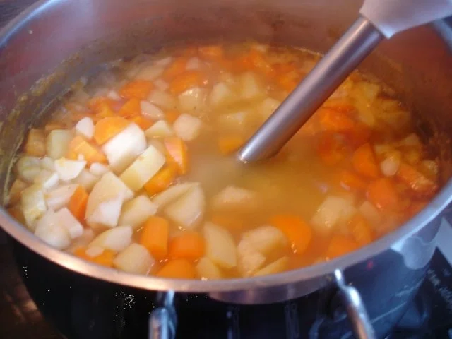 Rezept: Möhren-Kartoffelsuppe mit Einlage Bild Nr. 12 Möhren-Kartoffelsuppe mit Einlage - Rezept - Bild Nr. 12