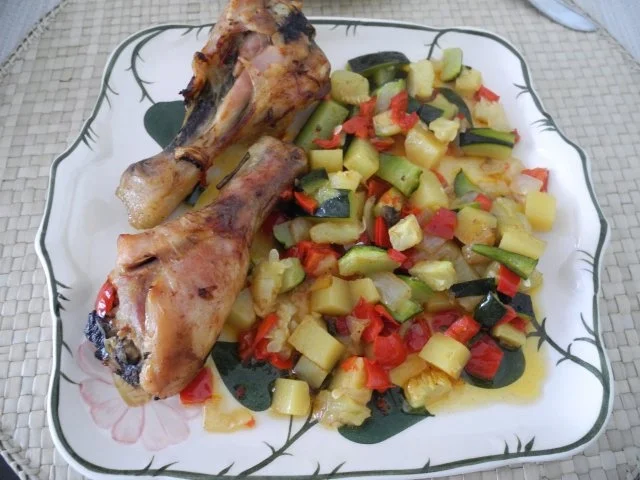 Geflügel : Bunte Gemüsepfanne mit Hähnchenschenkel - Rezept