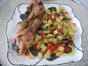 Geflügel : Bunte Gemüsepfanne mit Hähnchenschenkel - Rezept