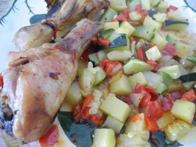 Geflügel : Bunte Gemüsepfanne mit Hähnchenschenkel - Rezept - Bild Nr. 2