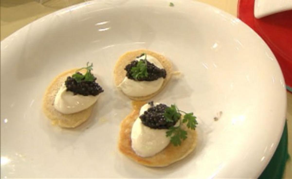 Blinis mit Schmand und Kaviar a la Henze (Christian Henze) - Rezept