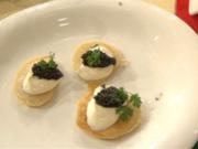 Blinis mit Schmand und Kaviar a la Henze (Christian Henze) - Rezept