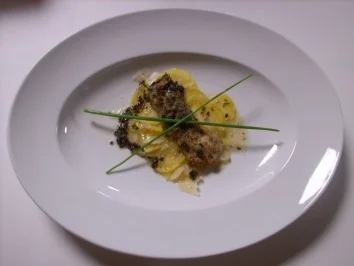 Getrüffeltes Welsfilet auf Kartoffelcarpaccio mit warmer Dressingsoße - Rezept