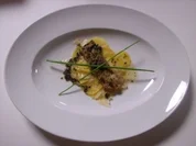 Getrüffeltes Welsfilet auf Kartoffelcarpaccio mit warmer Dressingsoße - Rezept