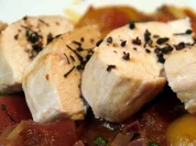 Voatisperifery-Hähnchen auf Tomaten-Aprikosen-Bett - Rezept