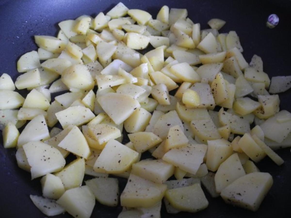 Unter 30 Minuten : Bratkartoffeln mit Knoblauch und Zwiebeln dazu Tomaten - Rezept - Bild Nr. 3