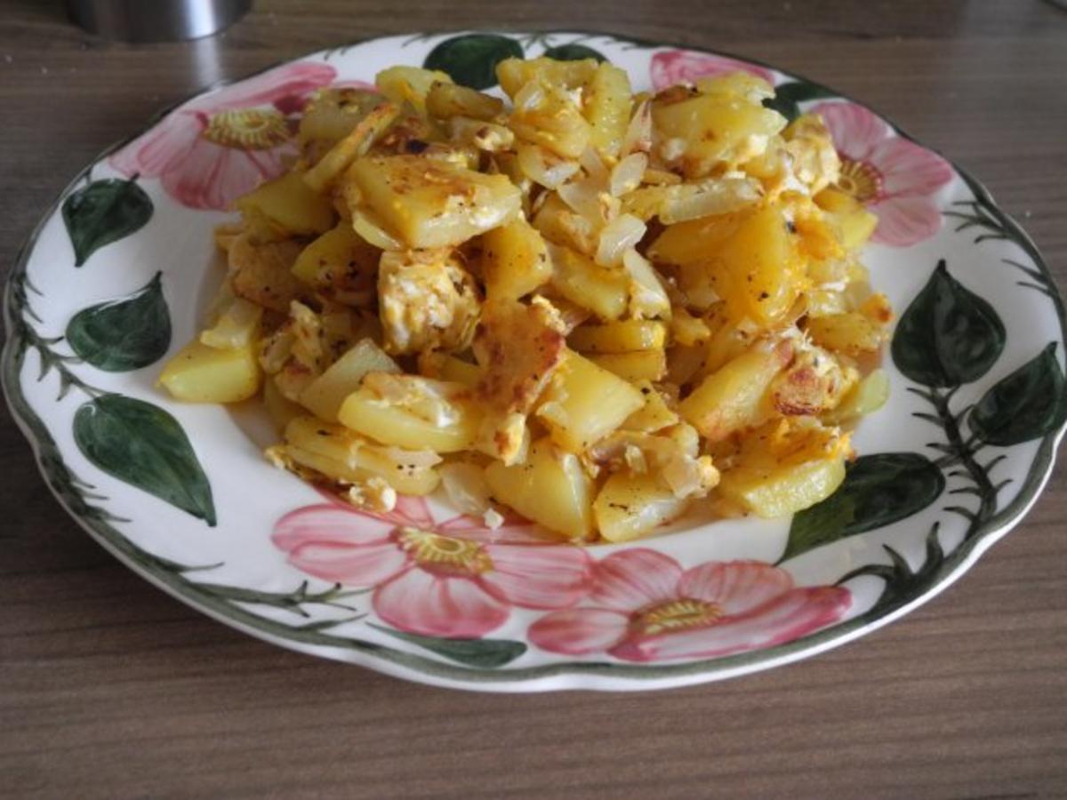 Unter 30 Minuten : Bratkartoffeln mit Knoblauch und Zwiebeln dazu Tomaten - Rezept - Bild Nr. 7