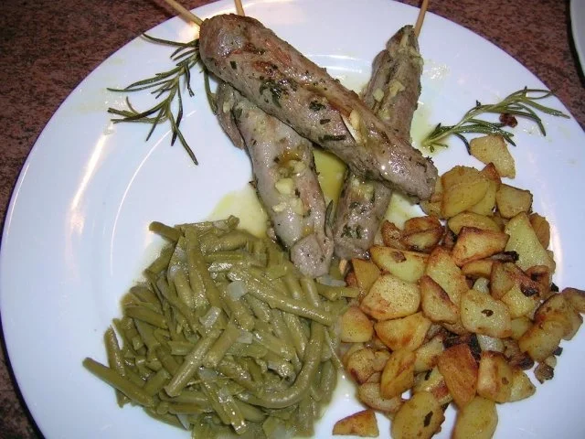 Rezept: Lammfiletspiesse mit grünem Bohnengemüse und Bratkartoffeln Lammfiletspiesse mit grünem Bohnengemüse und Bratkartoffeln - Rezept