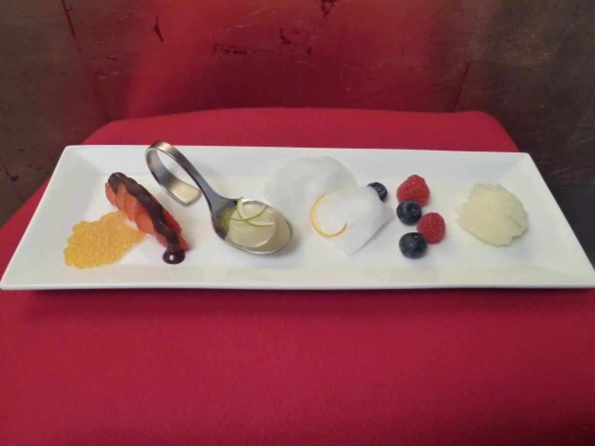 Früchte mit Zuckerwatte, Mango-Kaviar (Fake-Kaviar) und Wodka-Würfeln ... Früchte mit Zuckerwatte, Mango-Kaviar (Fake-Kaviar) und Wodka-Würfeln ...