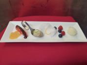 Früchte mit Zuckerwatte, Mango-Kaviar (Fake-Kaviar) und Wodka-Würfeln - Rezept