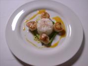 Gebratene Jakobsmuscheln auf Thaispargel und Orangenbuttersoße - Rezept