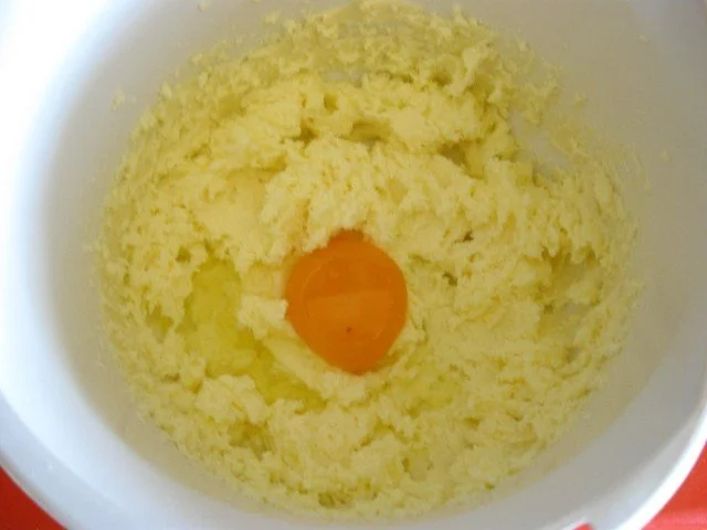 Gugelhupf mit Schmand und Waldheidelbeeren - Rezept - Bild Nr. 4