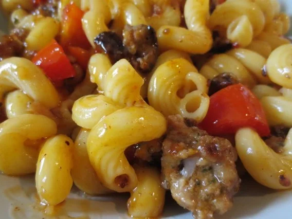 verschärfte Sweet-Chili-Nudeln mit Frikadellen und Cocktailtomaten - Rezept