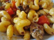 verschärfte Sweet-Chili-Nudeln mit Frikadellen und Cocktailtomaten - Rezept