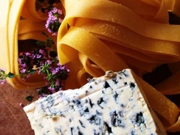 Rezept: Nudeln mit Gorgonzola Sösschen und Lachsstreifen Bild Nr. 2 Nudeln mit Gorgonzola Sösschen und Lachsstreifen - Rezept - Bild Nr. 2