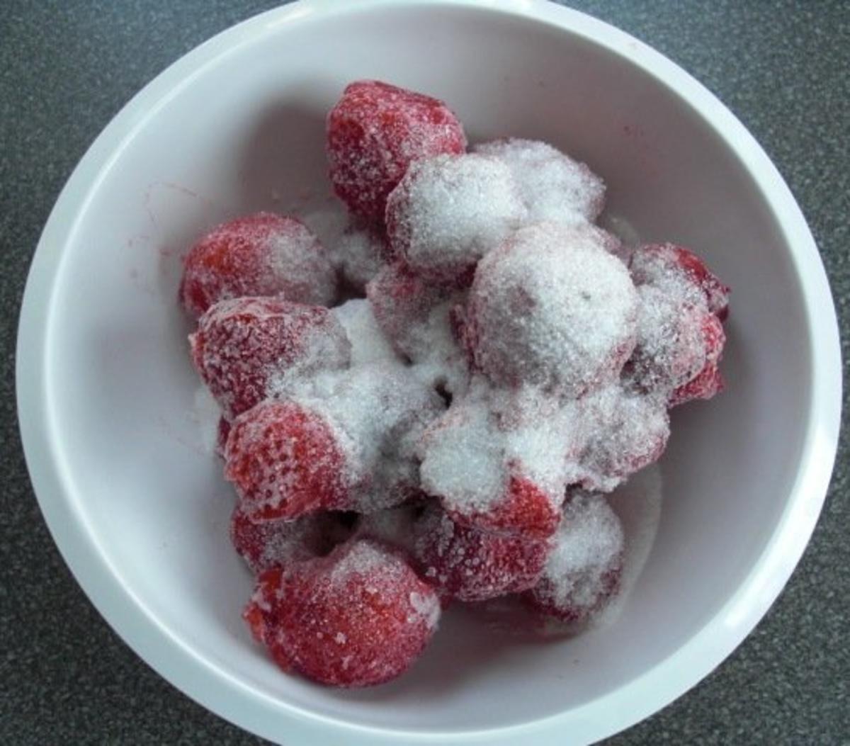 Erdbeereiscreme fluffig (EisdielenQualität) - Rezept - Bild Nr. 2