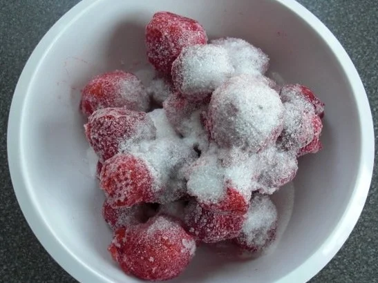 Erdbeereiscreme fluffig (EisdielenQualität) - Rezept - Bild Nr. 2