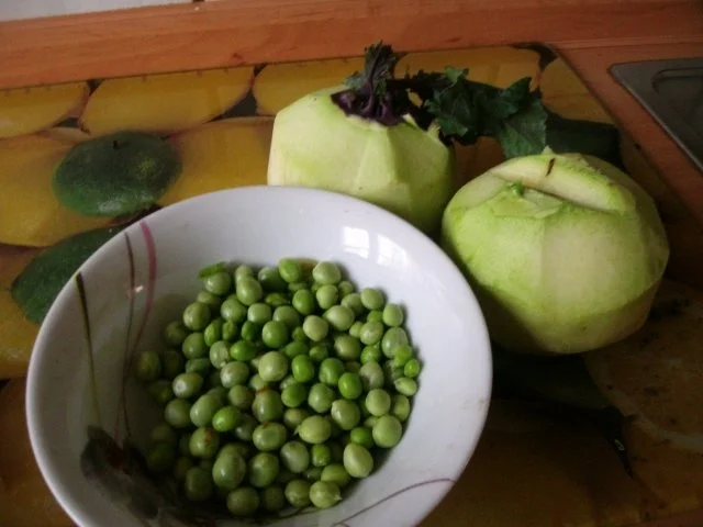 Rezept: Hähnchenbrustfilet in Kräutersauce und Kohlrabi-Erbsengemüse Bild Nr. 2 Hähnchenbrustfilet in Kräutersauce und Kohlrabi-Erbsengemüse - Rezept - Bild Nr. 2