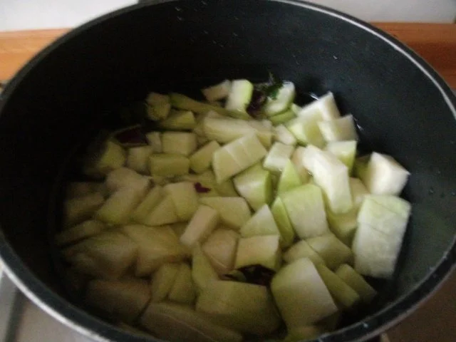 Rezept: Hähnchenbrustfilet in Kräutersauce und Kohlrabi-Erbsengemüse Bild Nr. 4 Hähnchenbrustfilet in Kräutersauce und Kohlrabi-Erbsengemüse - Rezept - Bild Nr. 4