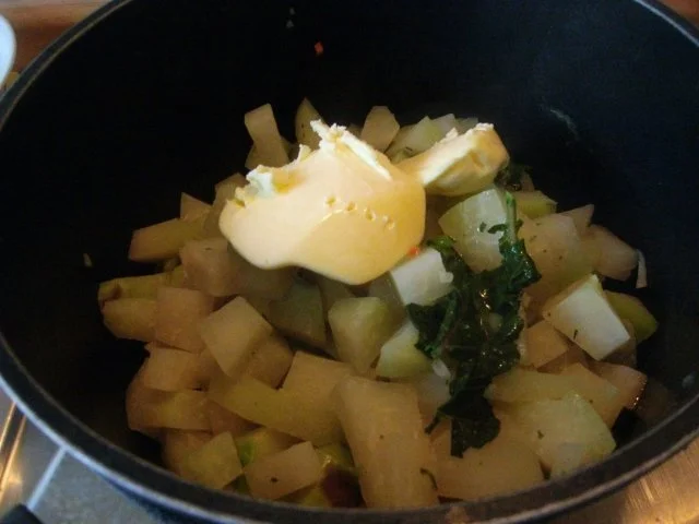 Rezept: Hähnchenbrustfilet in Kräutersauce und Kohlrabi-Erbsengemüse Bild Nr. 5 Hähnchenbrustfilet in Kräutersauce und Kohlrabi-Erbsengemüse - Rezept - Bild Nr. 5