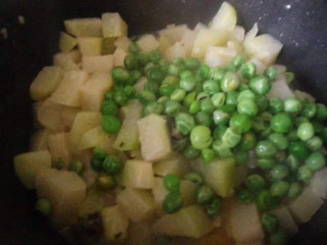 Rezept: Hähnchenbrustfilet in Kräutersauce und Kohlrabi-Erbsengemüse Bild Nr. 6 Hähnchenbrustfilet in Kräutersauce und Kohlrabi-Erbsengemüse - Rezept - Bild Nr. 6