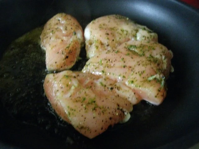 Rezept: Hähnchenbrustfilet in Kräutersauce und Kohlrabi-Erbsengemüse Bild Nr. 10 Hähnchenbrustfilet in Kräutersauce und Kohlrabi-Erbsengemüse - Rezept - Bild Nr. 10