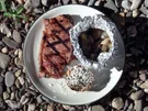 Rindersteak in einer Biermarinade, Kartoffel-Zwiebel-Säckchen und Mangold-Sellerie-Törtche - Rezept