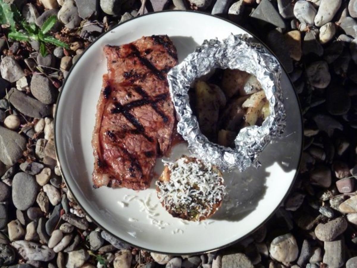 Bilder für Rindersteak in einer Biermarinade, Kartoffel-Zwiebel-Säckchen und Mangold-Sellerie-Törtche - Rezept