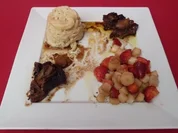 Geschmorte Ochsenbäckchen, Erdbeer-Spargelsalat und selbstgemachte Spätzle - Rezept