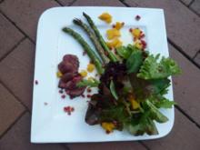 Salatkomposition Frucht-Sommer-Dressing, dazu grüner Spargel und Hirsch vom Holzkohlegrill - Rezept