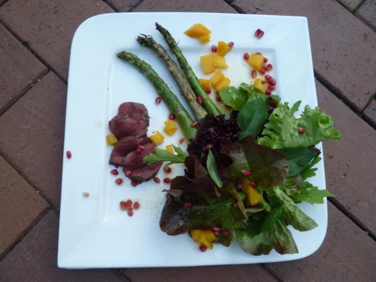 Salatkomposition Frucht-Sommer-Dressing, dazu grüner Spargel und Hirsch
vom Holzkohlegrill - Rezept Eingereicht von Das perfekte Dinner