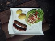 Lammwurst mit Aprikose, Rosmarinkartoffeln mit Staudensellerie Salat und Bärlauchbutter - Rezept