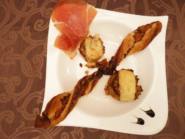 Champignons gefüllt mit Knoblauch, Weißwein, Sherry & Serrano Schinken mit Käse überbacken - Rezept