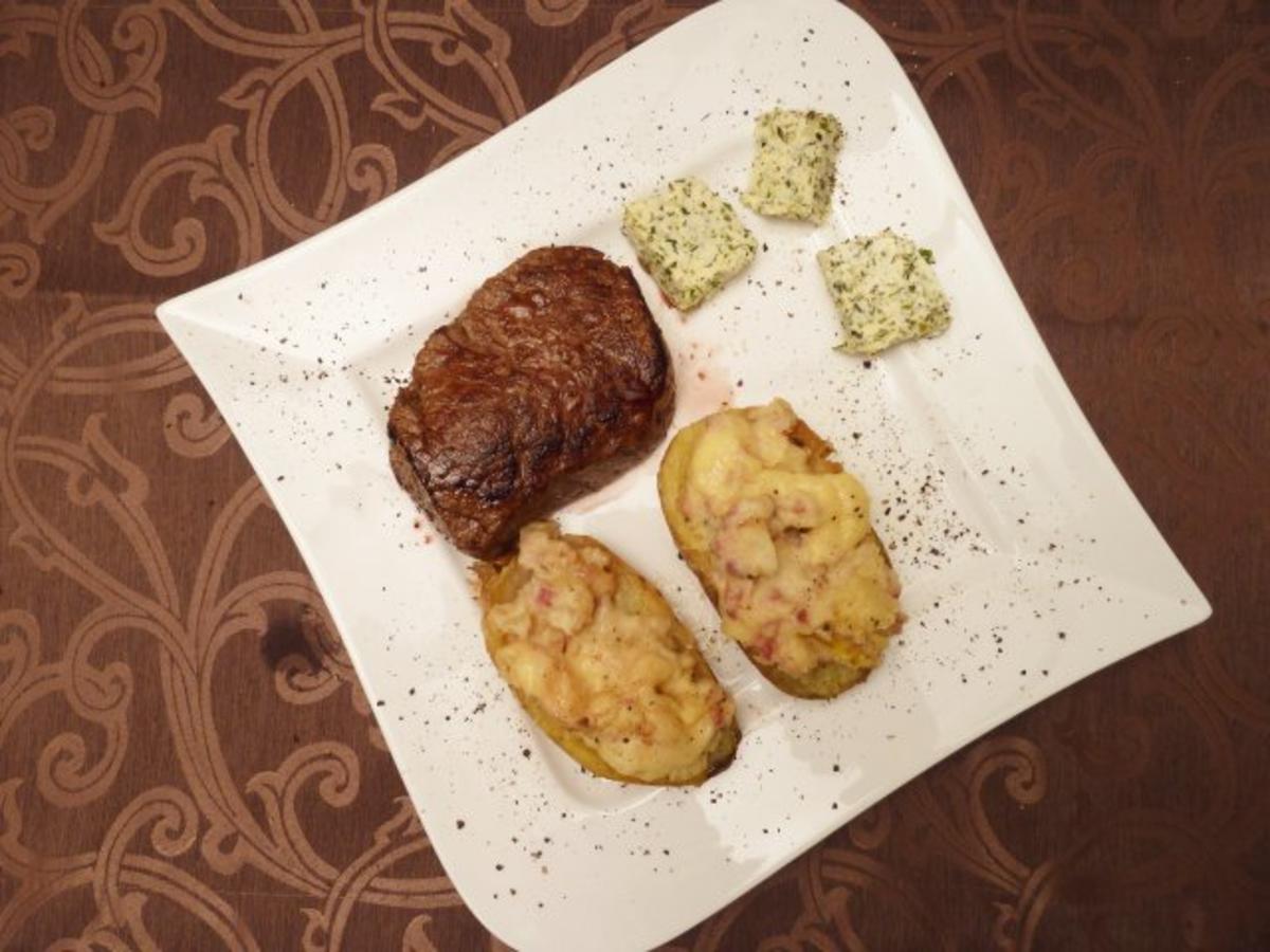 Rinderfiletsteak an Ofenkartoffel mit Quarkcreme und Kräuterbutter - Rezept